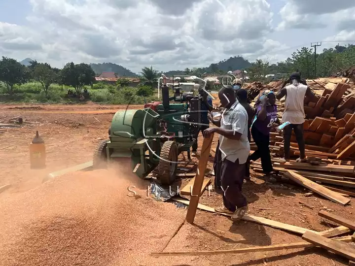 Sitio de trabajo de la trituradora de madera